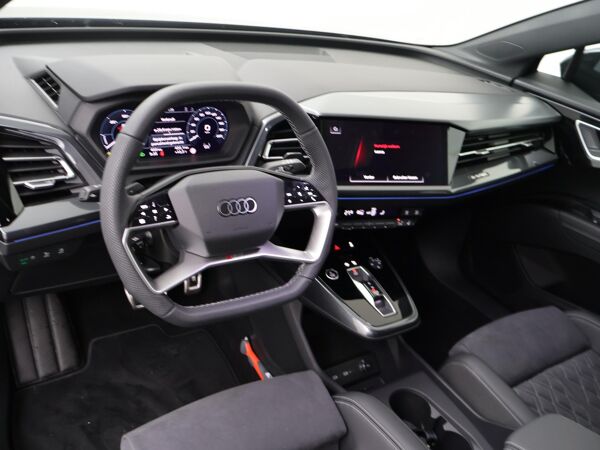 Audi Q4 e-tron 45 quattro S Edition 82 kWh | Panoramadak | Privacy Glas | Zwart Optiekpakket Plus | Ambiente verlichting kleur | Achteruitrijcamera | Adaptive Cruise Controle | Trekhaak | Alcantara bekleding | Supersport stoelen |