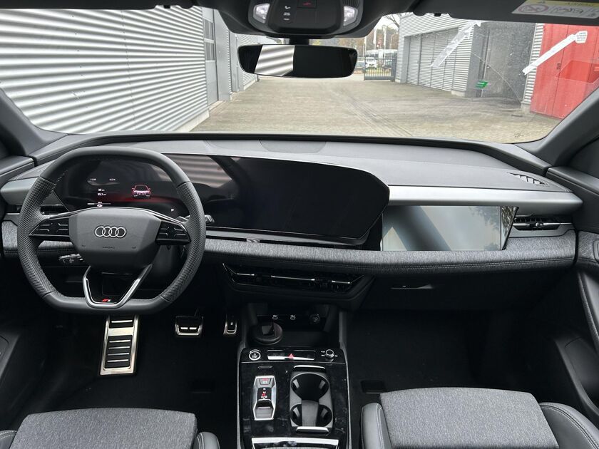 Audi Q6 e-tron S Edition (B1)  e-tron perf 225kW/306pk 100Kwh Hat Audi Q6 e-tron S Edition e-tron perf 225kW/306pk 100Kwh | Luchtvering | Stuurwielverwarming | Stoelverwarming achter | 360 Camera