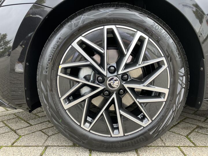 Škoda Octavia combi Sportline Business 1.5 TSI 150 pk | DSG automaat | Winter pakket | Trekhaak | 17'' Lichtmetalen velgen |