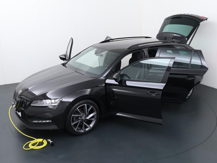 Škoda Superb Combi 1.4 TSI iV Sportline | 218 PK | Navigatiesysteem Columbus | Matrix LED verlichting | Lichtmetalen velgen 19"|