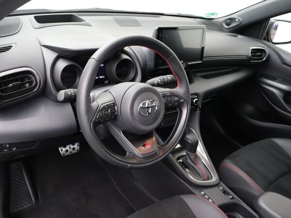 Toyota Yaris 1.5 Hybrid GR Sport Panorama dak | achteruitrijcamera | head-up display | Navigatie | Keyles entry | Alcantara bekleding | Line- en Sideassist | PDC voor en achter