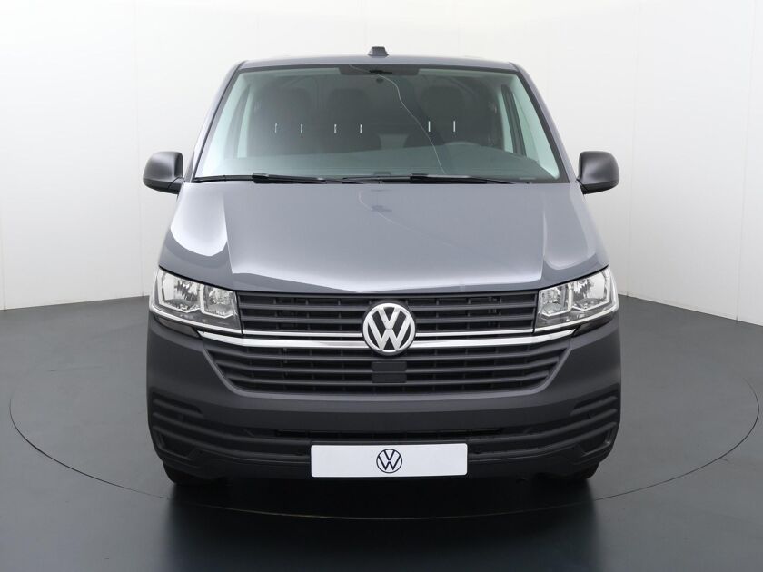 Volkswagen Bedrijfswagens Transporter 2.0 TDI L2H1 28 | 150 PK | LM Velgen 18"Zwart | Airco | Cruise Control | Zwarte Logo's | Radio BT Apple Carplay / Android Auto | Verzwaarde Vering achter | Parkeersensoren V+A + Achteruitrijcamera  | Trekhaak | BPM Vrij