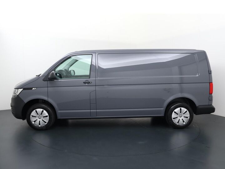 Volkswagen Bedrijfswagens Transporter 2.0 TDI L2H1 28 | 150 PK | LM Velgen 18"Zwart | Airco | Cruise Control | Zwarte Logo's | Radio BT Apple Carplay / Android Auto | Verzwaarde Vering achter | Parkeersensoren V+A + Achteruitrijcamera  | Trekhaak | BPM Vrij