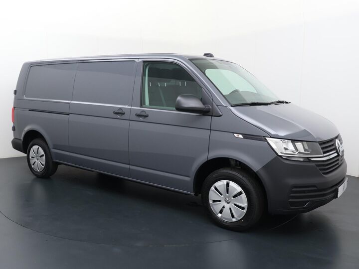 Volkswagen Bedrijfswagens Transporter 2.0 TDI L2H1 28 | 150 PK | LM Velgen 18"Zwart | Airco | Cruise Control | Zwarte Logo's | Radio BT Apple Carplay / Android Auto | Verzwaarde Vering achter | Parkeersensoren V+A + Achteruitrijcamera  | Trekhaak | BPM Vrij