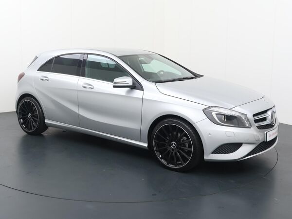 Mercedes-Benz A-klasse 180 Ambition Sportstoelen | 19" LM | PDC voor en achteren |