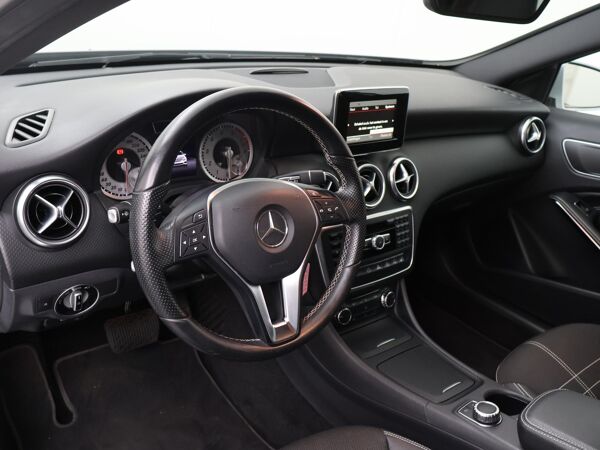 Mercedes-Benz A-klasse 180 Ambition Sportstoelen | 19" LM | PDC voor en achteren |