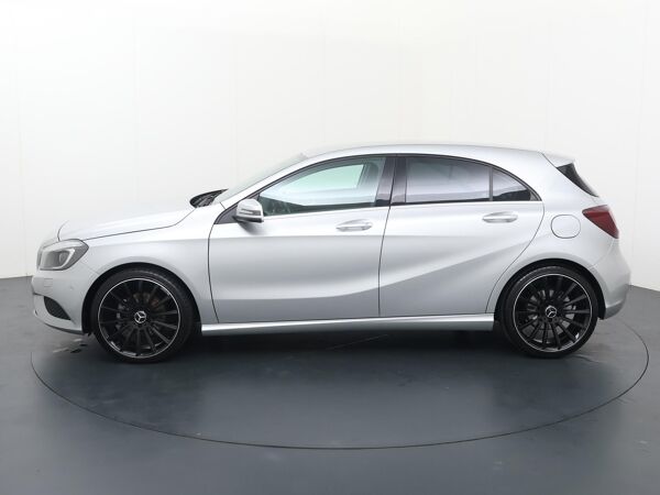 Mercedes-Benz A-klasse 180 Ambition Sportstoelen | 19" LM | PDC voor en achteren |