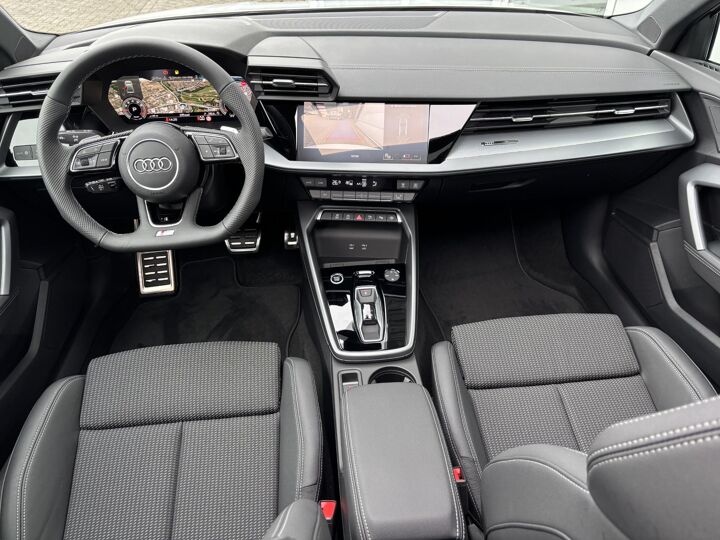 Audi A3 Limousine S Edition 30 TFSI 85kW/116pk 1.5l 4 cil. mhev S tronic 7 | 18" lm Velgen | Elektrisch glazen panorama-dak | Assistentie Pakket |