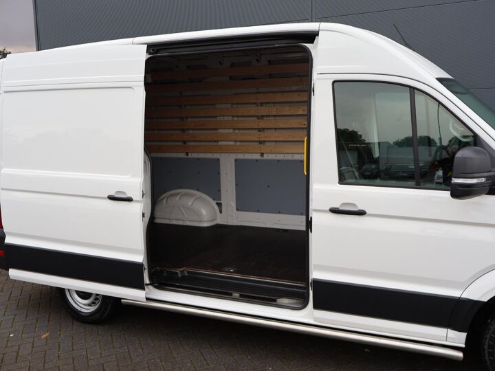 Volkswagen Bedrijfswagens Crafter 30 2.0 TDI L3H3 | 140 PK | Trekhaak | Navigatiesysteem | Twee zitplaatsen rechtsvoor | Parkeersensoren voor en achter |