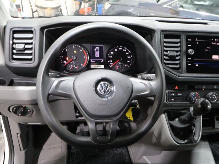 Volkswagen Bedrijfswagens Crafter 30 2.0 TDI L3H3 | 140 PK | Trekhaak | Navigatiesysteem | Twee zitplaatsen rechtsvoor | Parkeersensoren voor en achter |