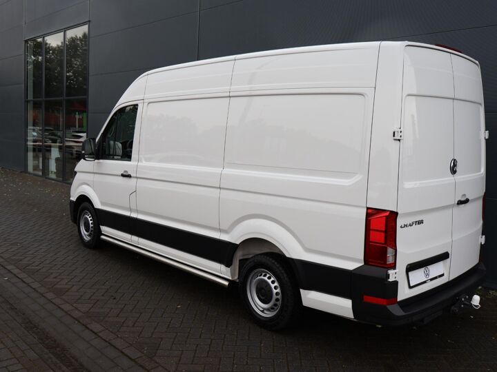 Volkswagen Bedrijfswagens Crafter 30 2.0 TDI L3H3 | 140 PK | Trekhaak | Navigatiesysteem | Twee zitplaatsen rechtsvoor | Parkeersensoren voor en achter |