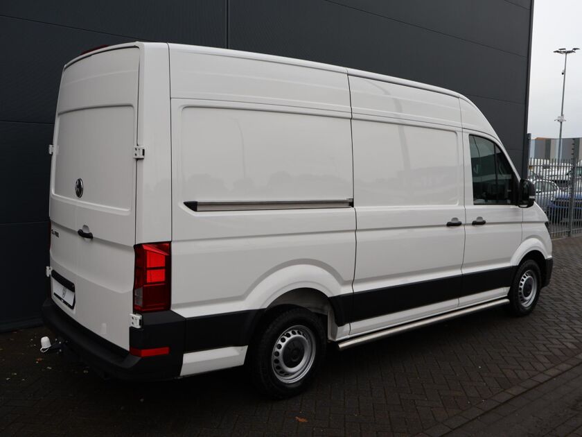 Volkswagen Bedrijfswagens Crafter 30 2.0 TDI L3H3 | 140 PK | Trekhaak | Navigatiesysteem | Twee zitplaatsen rechtsvoor | Parkeersensoren voor en achter |