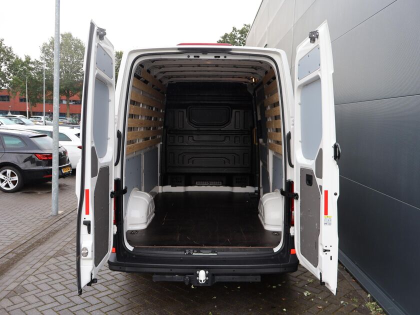 Volkswagen Bedrijfswagens Crafter 30 2.0 TDI L3H3 | 140 PK | Trekhaak | Navigatiesysteem | Twee zitplaatsen rechtsvoor | Parkeersensoren voor en achter |