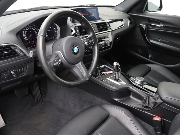 BMW 1-serie 118i M Sport Edition M-line in- en exterieur | Lederen bekleding | Verwarmde voorstoelen | PDC voor en achteren | LED-verlichting | 17"LM velgen | Navigatiesysteem