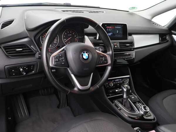 BMW 2-serie Active Tourer 220i Executive Achteruitrijcamera | Afneembare trekhaak | Navigatiesysteem | 16"LM velgen | PDC voor en achteren | ECC |