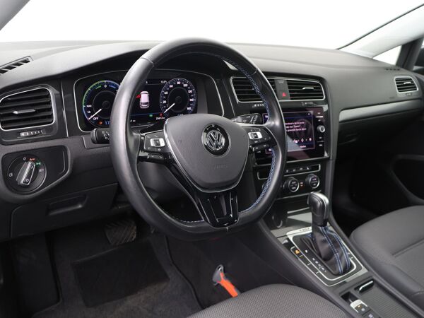 Volkswagen e-Golf E-DITION | 136 PK | Navigatiesysteem | Verwarmbare voorstoelen | Digital cockpit |