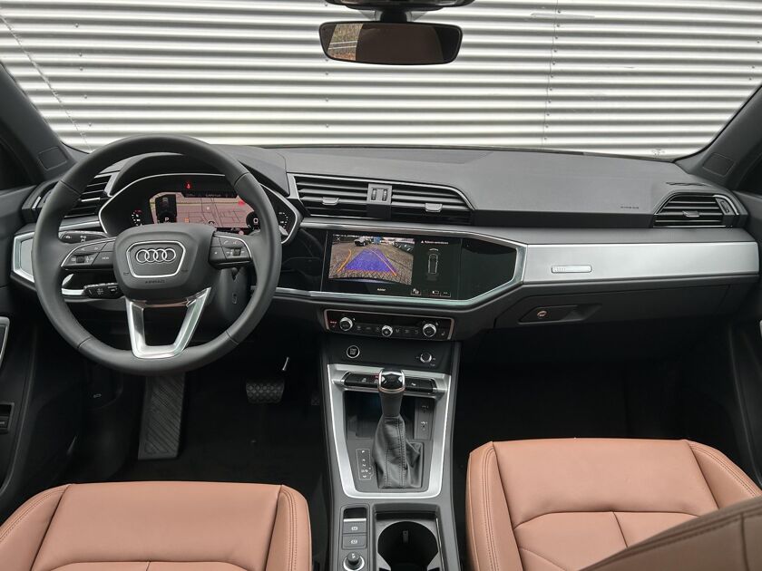 Audi Q3 Advanced edition 35 TFSI 110 kW / 150 pk S tronic | Bruin Leer |  Panoramadak | Comfortsleutel | Lichtpakket plus | Ambient light |