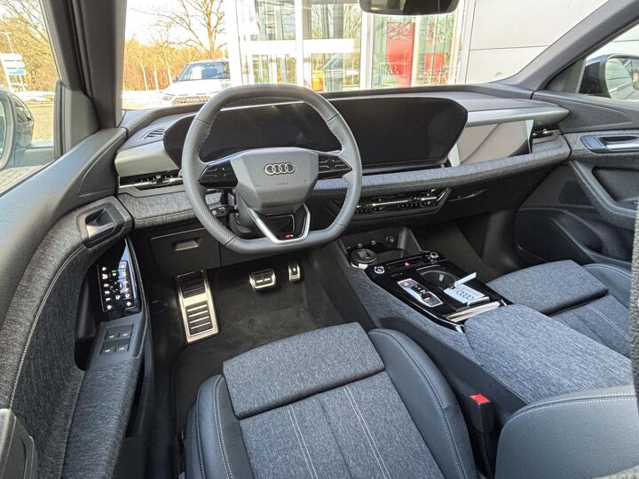 Audi Q6 e-tron S Edition (B1)  e-tron 55 285kW/388pk 100Kwh Hatch Audi Q6 e-tron S Edition e-tron 55 285kW/388pk 100Kwh | Luchtvering | Panoramadak | MMI Passanger Display |