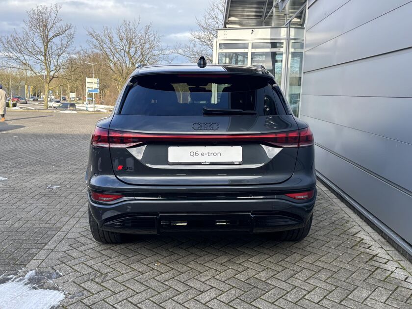 Audi Q6 e-tron S Edition (B1)  e-tron 55 285kW/388pk 100Kwh Hatch Audi Q6 e-tron S Edition e-tron 55 285kW/388pk 100Kwh | Luchtvering | Panoramadak | MMI Passanger Display |