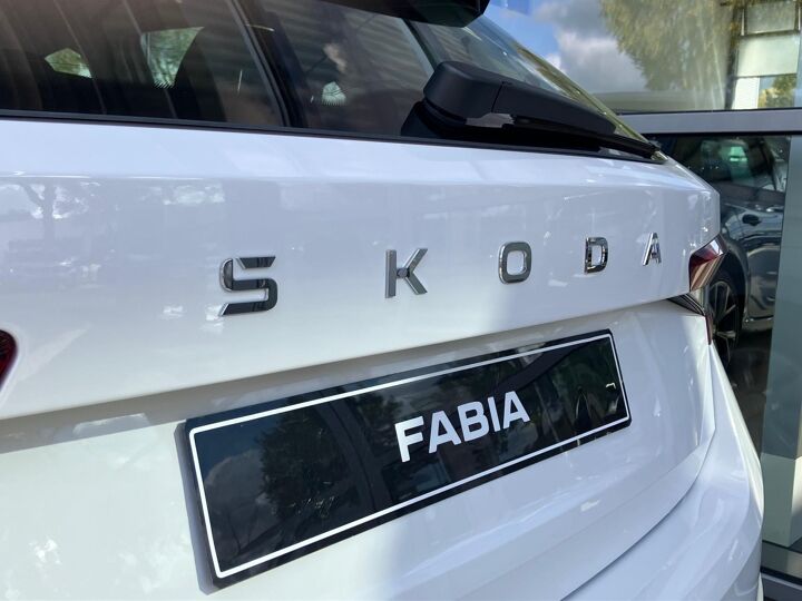 Škoda Fabia Essence 1.0 TSI 95 pk | Airconditioning | Parkeersensoren | LED verlichting |