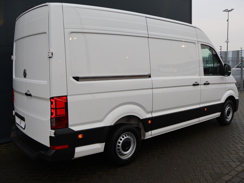 Volkswagen Bedrijfswagens Crafter 30 2.0 TDI L3H3 Comfortline Executive + | 102 PK | Comfortstoel + Armleuningen | Bijrijdersbank + Opbergvak | Airco | Cruise Control | Alarm | Navigatie BT DAB+ Apple Carplay/Android Auto | Verwarmbare Voorruit | Parkeersensoren Voor + Achter | Laadruimte Betimmering