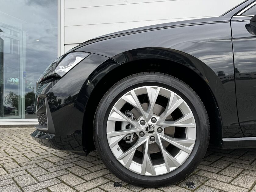 Škoda Superb First Edition 1.5 TSI m-HEV 150 pk DSG | Automaat | Elektrische achterklep | Navigatie | Adaptieve cruise control | 18'' Lichtmetalen velgen | Camera |