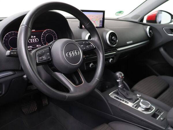 Audi A3 Sportback 30 TFSI Sport Edition | 115 PK | Automaat | Digitale cockpit | Multifunctioneel stuurwiel | Cruise control | Automatische verlichting | Spraakbediening | Drive Select | Navigatie | Bluetooth | Kinderslot | Spiegelverwarming | 5-Deurs | Lm17'' |