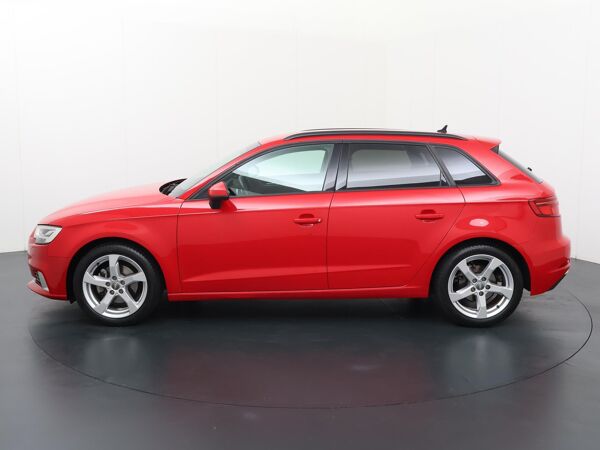 Audi A3 Sportback 30 TFSI Sport Edition | 115 PK | Automaat | Digitale cockpit | Multifunctioneel stuurwiel | Cruise control | Automatische verlichting | Spraakbediening | Drive Select | Navigatie | Bluetooth | Kinderslot | Spiegelverwarming | 5-Deurs | Lm17'' |