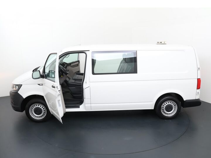 Volkswagen Bedrijfswagens Transporter 2.0 TDI L2H1 DC Trendline | 102 PK | Dubbele Cabine 6-Persoons | Comfortstoel + Armsteun + Bijrijdersbank | Standkachel + Afstandbediening | Airco | Cruise Controle |Radio-Media BT | Laadruimte Betimmering | Trekhaak