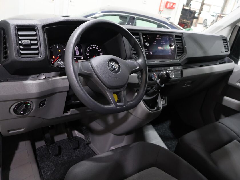 Volkswagen Bedrijfswagens Crafter 35 2.0 TDI L3H3 Comfortline EURO VI | 140 PK | Comfortstoel + Armleuningen | Bijrijdersbank + Opbergvak |Airco | Cruise Control | Navigatie BT DAB+ Apple Carplay/Android Auto | Verwarmbare Voorruit | Parkeersensoren Voor + Achter | Sidebars RVS | Trekhaak | Laadruimtebetimmering