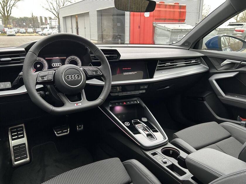 Audi A3 Limousine S Edition 35 TFSI 110 kW / 150 pk Limousine 7 vers | Adaptieve Cruise Control | Panoramadak | Camera | Sfeerverlichting | Half Leder | Inklapbare spiegels |