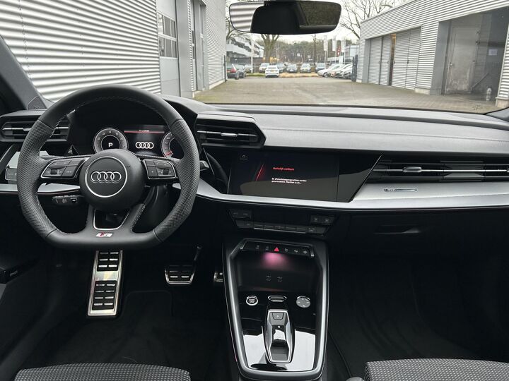 Audi A3 Limousine S Edition 35 TFSI 110 kW / 150 pk Limousine 7 vers | Adaptieve Cruise Control | Panoramadak | Camera | Sfeerverlichting | Half Leder | Inklapbare spiegels |