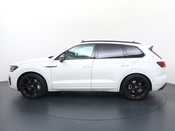 Volkswagen Touareg 3.0 TSi 4MOTION R | 462 PK | Trekhaak | Luchtvering | Lederen bekleding Puglia | Panoramadak |