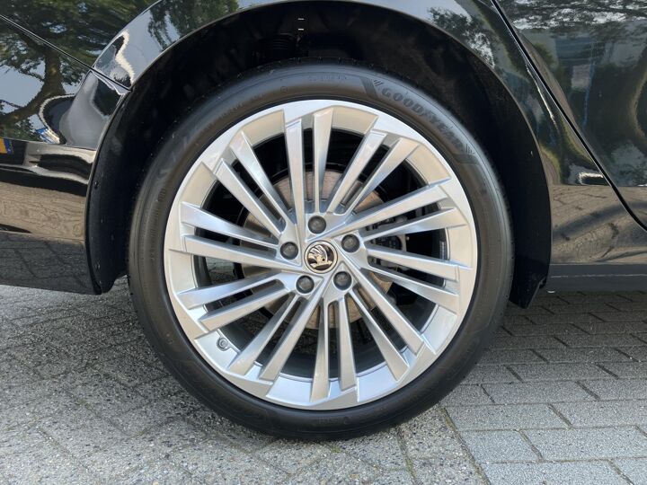 Škoda Superb Combi First Edition 1.5 TSI 150 PK DSG | Automaat | Panorama Dak | Navigatie | Adaptieve cruise control | 19'' Lichtmetalen velgen | Camera |