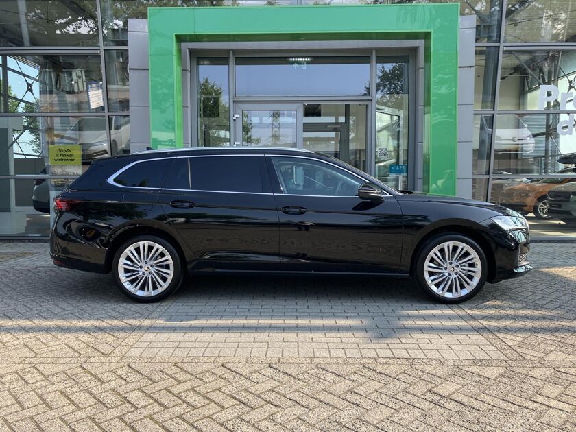 Škoda Superb Combi First Edition 1.5 TSI 150 PK DSG | Automaat | Panorama Dak | Navigatie | Adaptieve cruise control | 19'' Lichtmetalen velgen | Camera |