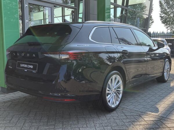 Škoda Superb Combi First Edition 1.5 TSI 150 PK DSG | Automaat | Panorama Dak | Navigatie | Adaptieve cruise control | 19'' Lichtmetalen velgen | Camera |