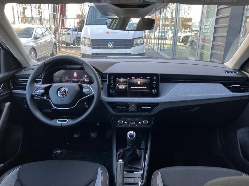 Škoda Kamiq Selection 1.0 TSI 115 PK SUV 6 versn. Hand | 17" lichtmetalen velgen | Apple Carplay/Android Auto | Parkeersensoren | Climatronic |