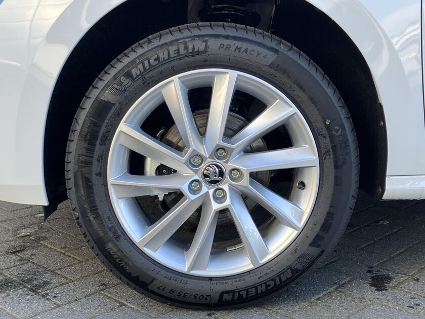 Škoda Kamiq Selection 1.0 TSI 115 PK SUV 6 versn. Hand | 17" lichtmetalen velgen | Apple Carplay/Android Auto | Parkeersensoren | Climatronic |