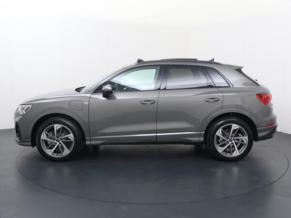 Audi Q3 S Edition 45 TFSI e 180 kW / 245 pk | Adaptieve Cruise Control | Leer mono pur bekleding | Optiekpakket Zwart Plus | Privacy Glass | 19" Lichtmetalen velgen