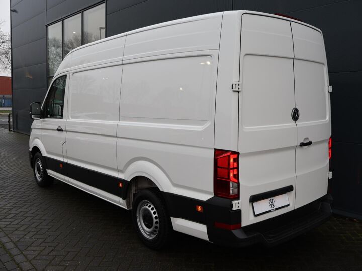 Volkswagen Bedrijfswagens Crafter 30 2.0 TDI L3H3 Comfortline Executive + | 102 PK | Comfortstoel  Plus + Armleuningen | Bijrijdersbank + Opbergvak | Airco | Cruise Control | Alarm | Navigatie BT DAB+ Apple Carplay/Android Auto | Verwarmbare Voorruit | Parkeersensoren Voor + Achter | Laadruimte Betimmering | BPM Vrij