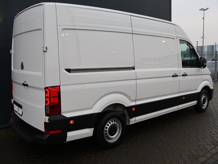 Volkswagen Bedrijfswagens Crafter 30 2.0 TDI L3H3 Comfortline Executive + | 102 PK | Comfortstoel  Plus + Armleuningen | Bijrijdersbank + Opbergvak | Airco | Cruise Control | Alarm | Navigatie BT DAB+ Apple Carplay/Android Auto | Verwarmbare Voorruit | Parkeersensoren Voor + Achter | Laadruimte Betimmering | BPM Vrij