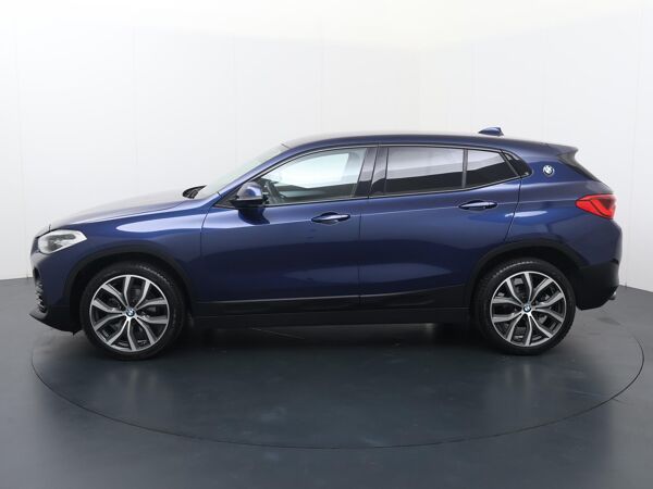 BMW X2 sDrive18i Executive | 140 PK | Automaat | Lichtmetalen velgen 19"| Sportstoelen |