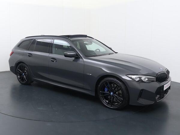 BMW 3-serie Touring 330e | SoH 93% | Trekhaak, el. wegkl. | Panoramadak | Harman Kardon | 19" M-Sportwielen