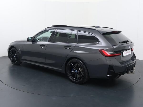 BMW 3-serie Touring 330e | SoH 93% | Trekhaak, el. wegkl. | Panoramadak | Harman Kardon | 19" M-Sportwielen