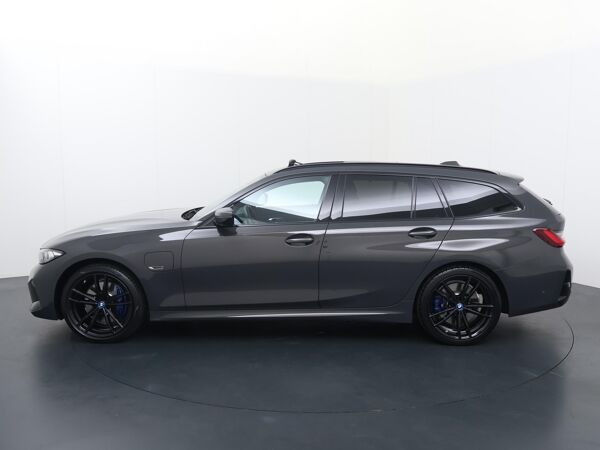 BMW 3-serie Touring 330e | SoH 93% | Trekhaak, el. wegkl. | Panoramadak | Harman Kardon | 19" M-Sportwielen