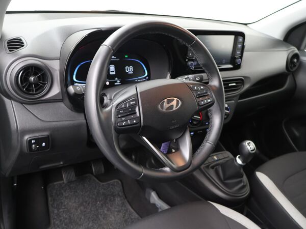 Hyundai i10 1.0 Comfort | Apple Carplay - Android Auto | Dab+ | Digitale cockpit | Start/Stop systeem | Airco | Bluetooth | Multifunctioneel stuurwiel | Laneassist | Verkeersbordherkenning | Cruise control | spraakbediening | Automatische verlichting | 5-deurs | Spiegels inklapbaar |