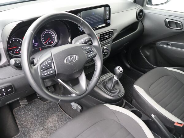 Hyundai i10 1.0 Comfort | 67 PK | Apple CarPlay / Android Auto | Airconditioning | Cruise control | Multifunctioneel stuurwiel | Speedlimiter | Automatische verlichting | Spraakbediening | Dab+ | Bluetooth | Laneassist | Deurvergrendeling | 5-deurs |