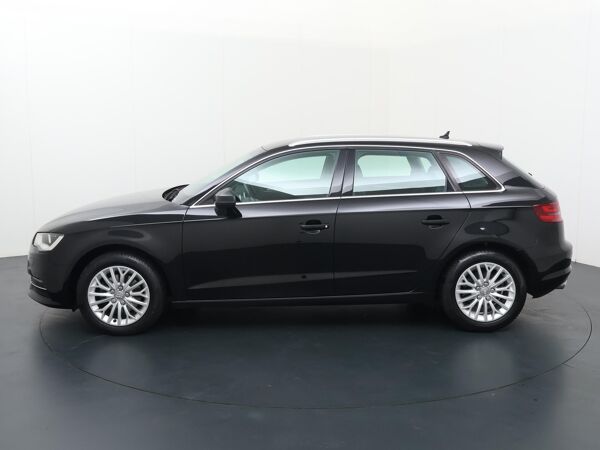 Audi A3 Sportback 1.4 TFSI CoD Ambition Sport Edition | 150 PK | Multifunctioneel stuurwiel | Cruise control | Automatische verlichting | spraakbediening | Deurvergrendeling | PDC voor & achter | Navigatie | Bluetooth | Stoelverwarming | Climate | 5-deurs | Trekhaak | Lm16'' |