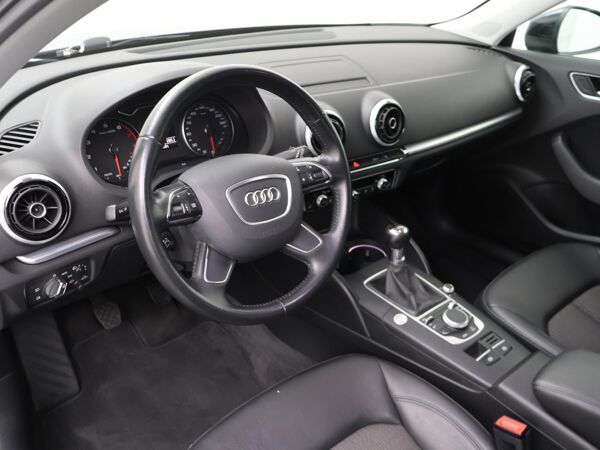 Audi A3 Sportback 1.4 TFSI CoD Ambition Sport Edition | 150 PK | Multifunctioneel stuurwiel | Cruise control | Automatische verlichting | spraakbediening | Deurvergrendeling | PDC voor & achter | Navigatie | Bluetooth | Stoelverwarming | Climate | 5-deurs | Trekhaak | Lm16'' |