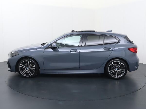 BMW 1-serie 118i Business Edition Plus | 136 PK | Automaat | Panoramadak | Digitale Cockpit | Digitale cockpit | M-lederintrieur | Cruise control | Speedlimiter | Automatische verlichting | Bluetooth | Achteruitrijcamera | Parkeersensoren | Navigatie | Apple Carplay - Androidauto | Stoelverwarming | Spraakbediening | Drivemode | Dab+ | Lm18'' |